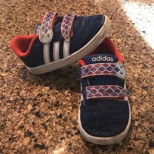 Adidas 7.5 toddler snake sneaker